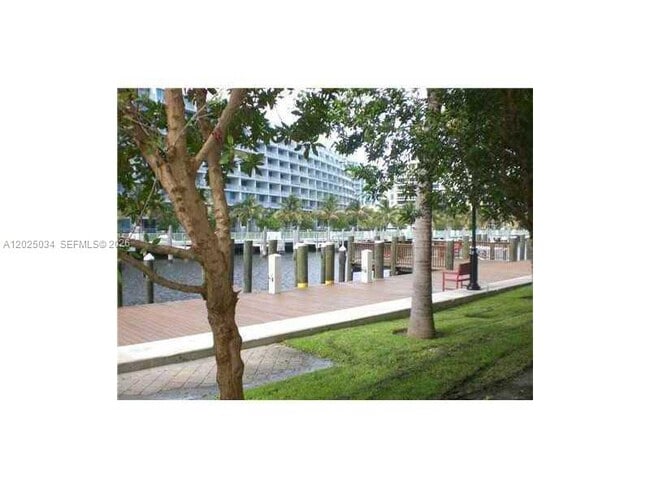 Foto del edificio - 3001 NE 185th St