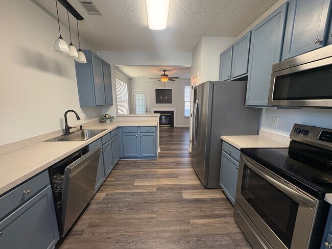 Building Photo - Modern & Spacious Townhome Beside Riverside High School!