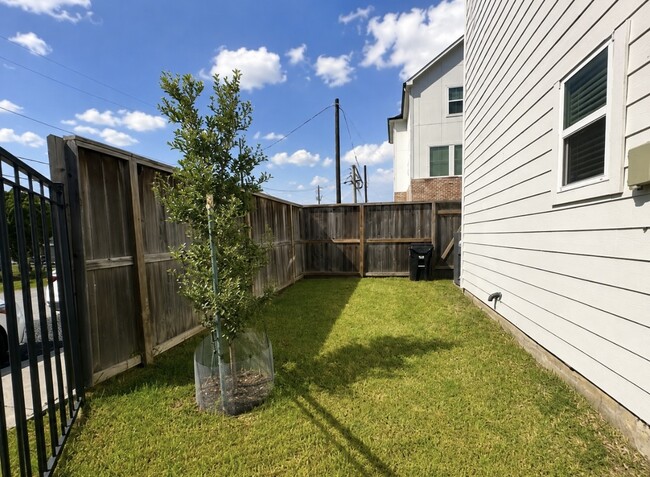 Building Photo - 4907 Avenue J