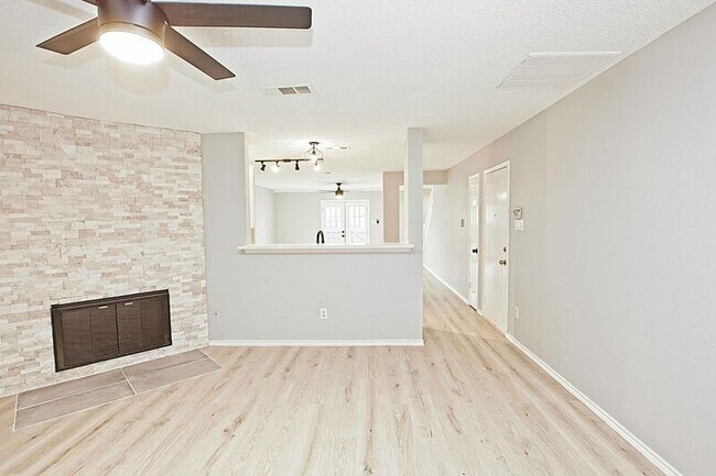 Foto del edificio - 1379 Honeysuckle Ln