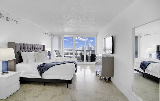 Building Photo - 1717 N Bayshore Dr