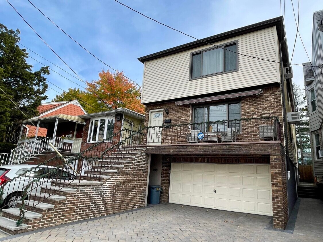 Primary Photo - 556A Ave E