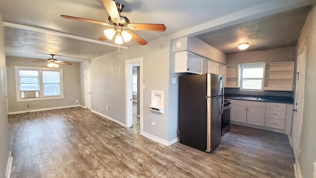 Building Photo - 217 Lotus Ave