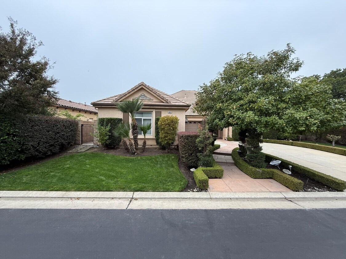 Foto principal - 10637 N Lochmoor Ln