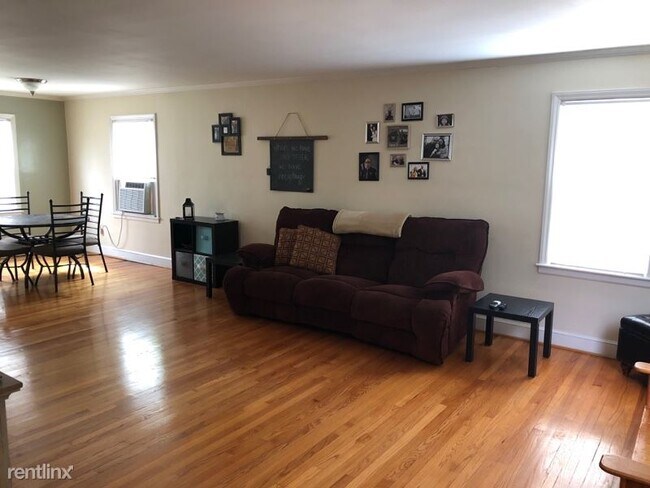 Foto del edificio - 2 br, 1 bath Apartment - 2314 Wycliffe Ave SW