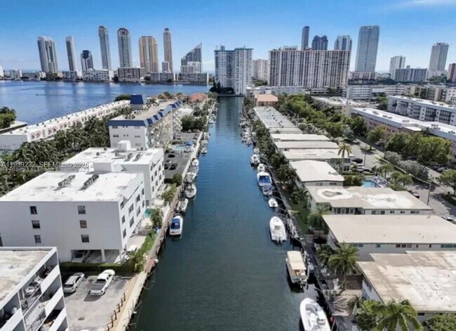 Foto del edificio - 3681 NE 170th St