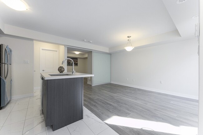 Photo du bâtiment - 2355-2355 Sheppard Ave W