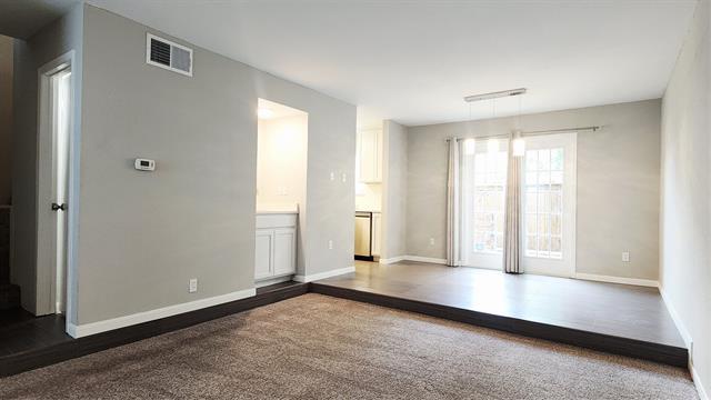 Foto del edificio - 6646 E Lovers Ln