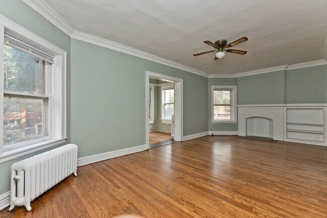 Building Photo - 1317 W Albion Ave