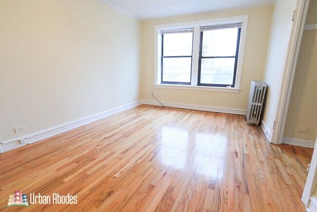 Building Photo - 711 W Belmont Ave