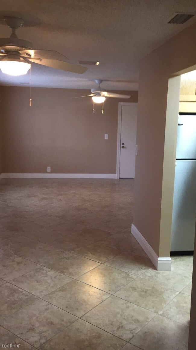 Building Photo - 1 br, 1 bath  - 1100 Crystal Lake Dr Apt 216
