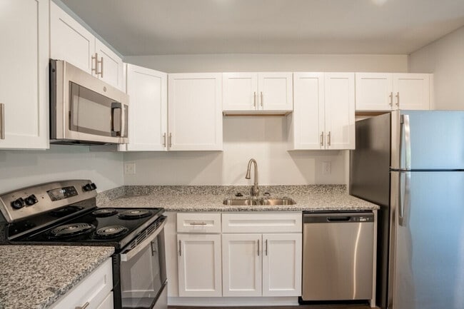 Building Photo - Colonial Village Apartments