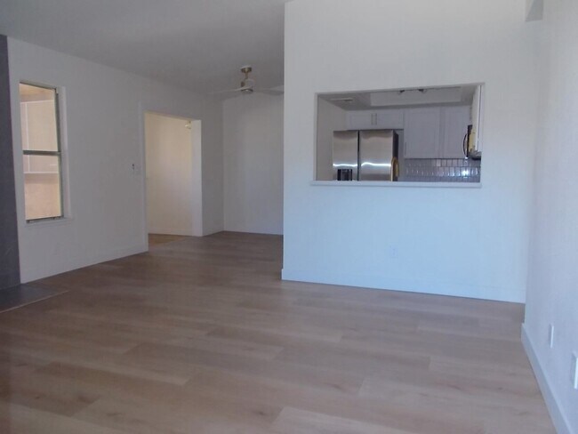 Foto del edificio - Elegant upstairs condo with modern upgrades and private balcony.