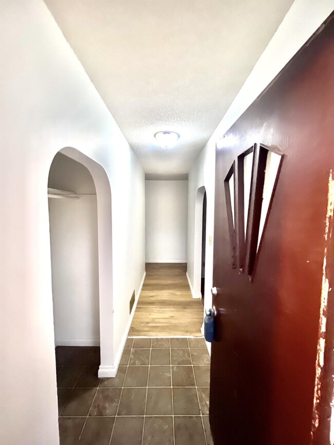 Building Photo - 1418-1414 14 St E