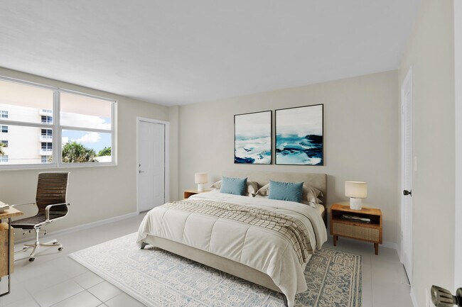 Building Photo - 1050 Hillsboro Mile