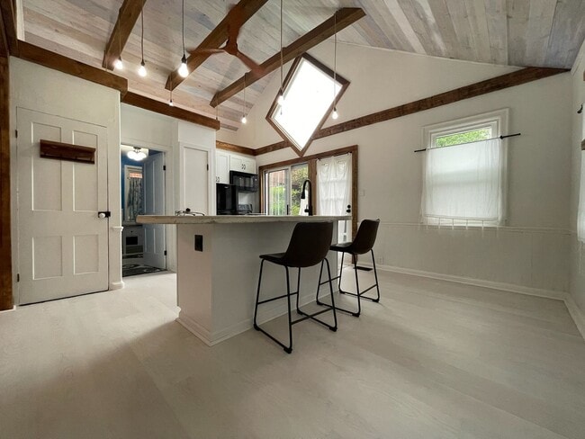 Building Photo - Charming - updated and well maintained - 2...