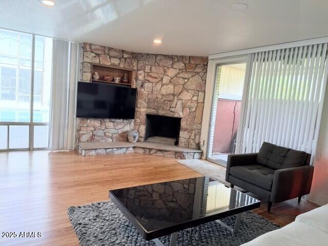 Foto del edificio - 6943 E 3rd St