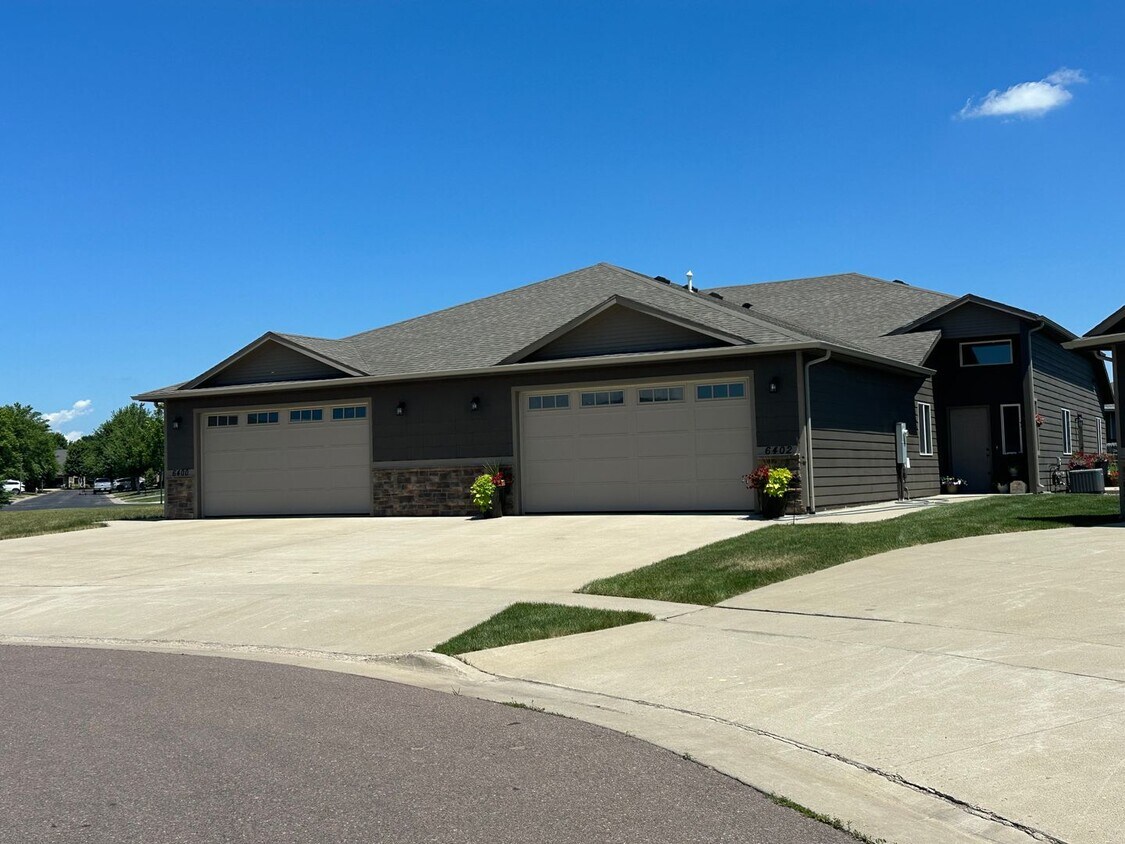 Foto principal - 6400 Keller Cr-- Twin Home