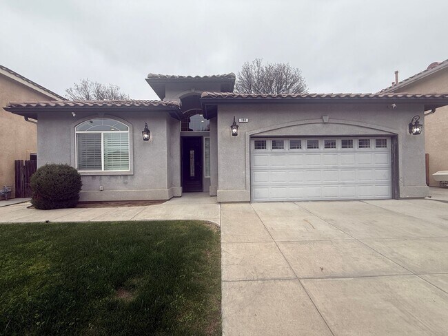 Foto del edificio - 2-Bedroom, 2-bathroom single level home located in Country Club Villas in Lemoore, CA!