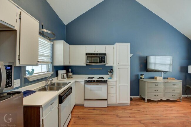 Building Photo - 305 Settlers Park Dr