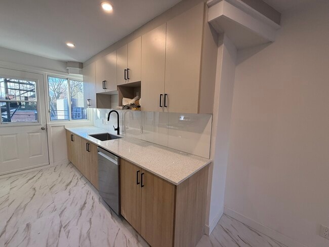 Photo du bâtiment - 7032 Rue Birnam