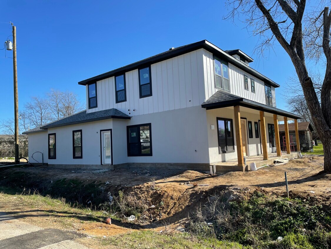 130 W 5th St, Kennedale, TX 76060 Townhome Rentals in Kennedale TX