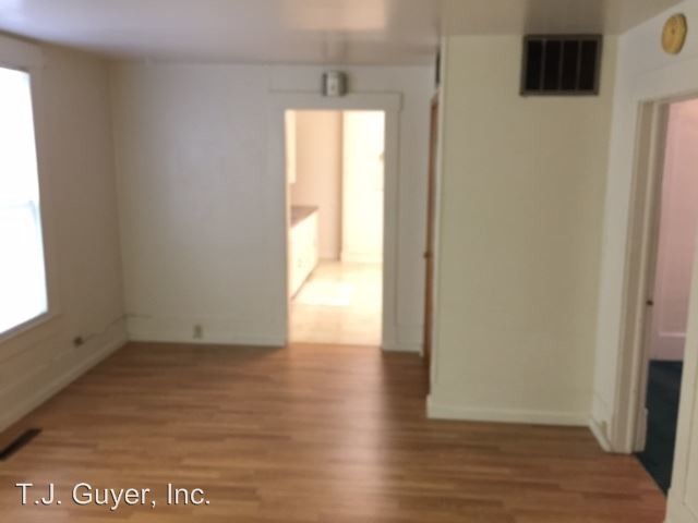 Building Photo - 303 N Oak St