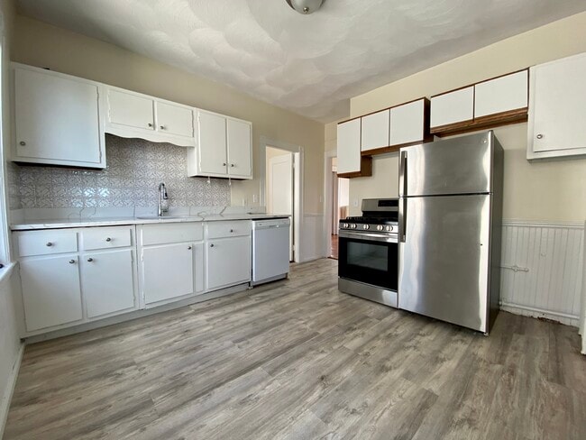 Building Photo - 10 Belknap St