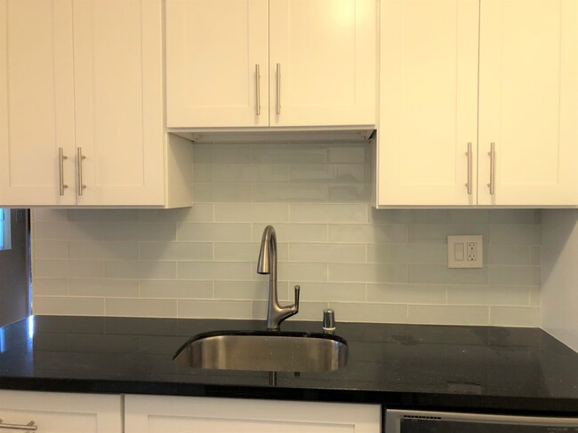 New Kitchen with Shaker cabinet and Quartz countertop - 440 Webster St