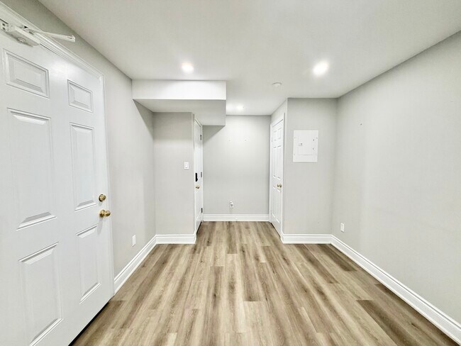 Building Photo - 2 BED - 1 BATH - LONDON - BASEMENT
