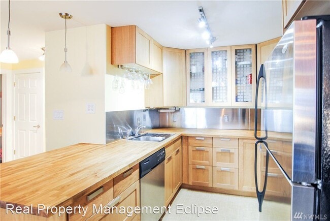 Building Photo - 1 br, 1 bath House - 3825 NE 155th PL Unit...