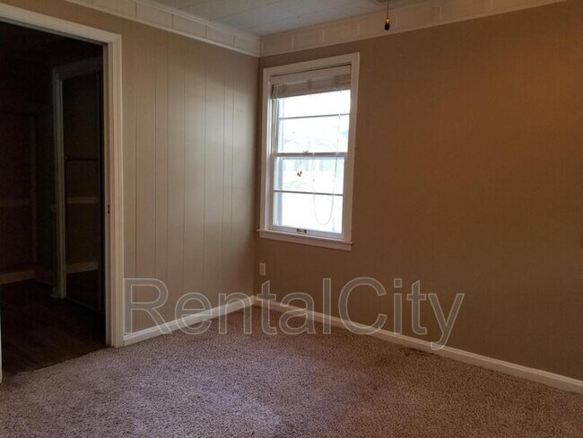Building Photo - 4055 Roseland St