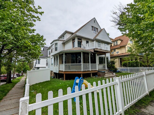 Building Photo - 601 Clay Ave