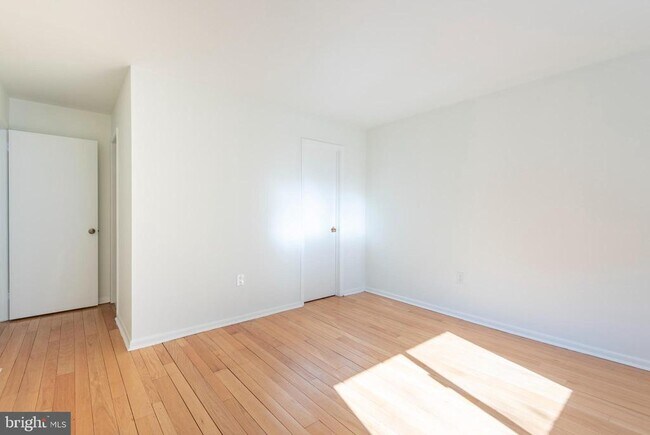 Foto del edificio - 327 Monroe St