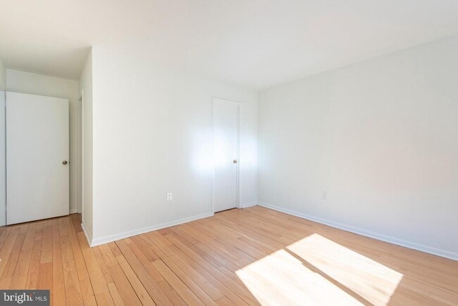 Building Photo - 327 Monroe St