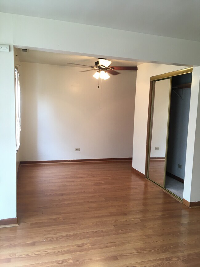 Building Photo - 2347 S Oakley Ave