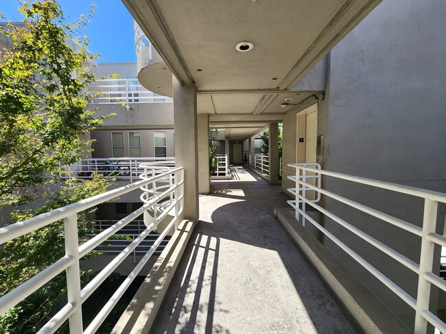 Building Photo - Condo in Downtown Palo Alto Available Now!
