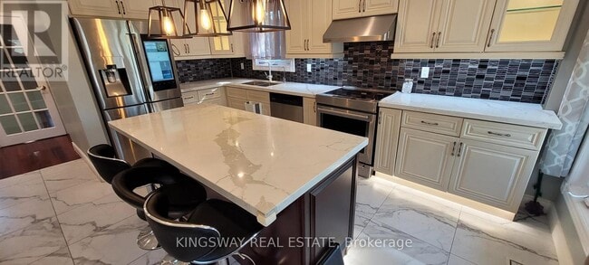 Building Photo - 7096 Cordingley Crescent