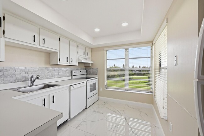 Building Photo - 4158 Inverrary Dr