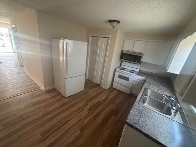 Building Photo - Knoxville 37920 - 3 bedroom 2 bath - call Howard Grower 865-705-0969