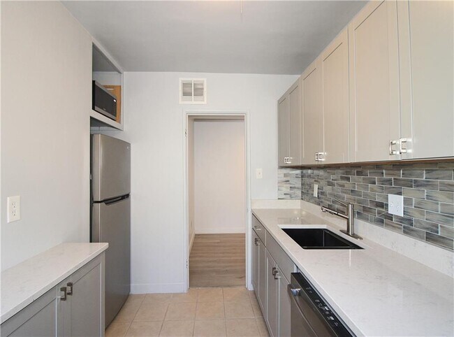 Building Photo - 91 Rumson Rd NE