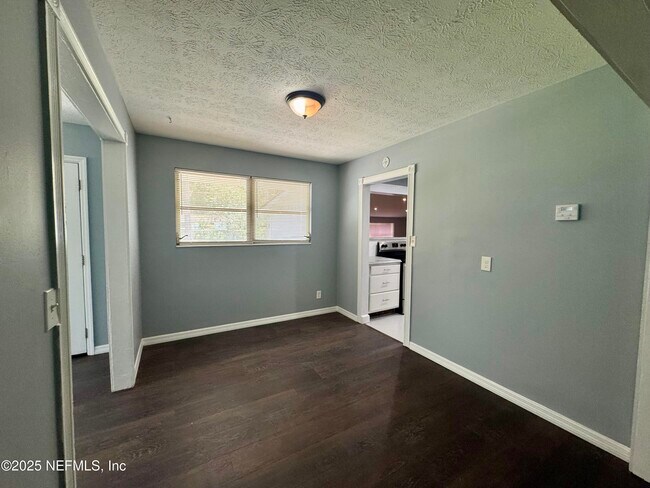 Building Photo - 2366 Betsy Dr