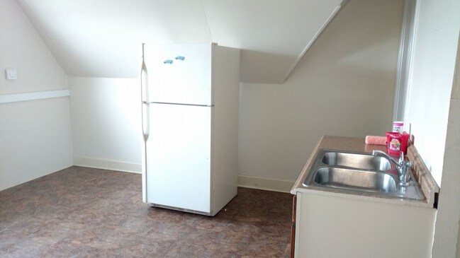 Building Photo - 2818A N. 33rd Street - 2 Bedroom Upper