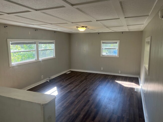 Building Photo - 3 bed 2 bath