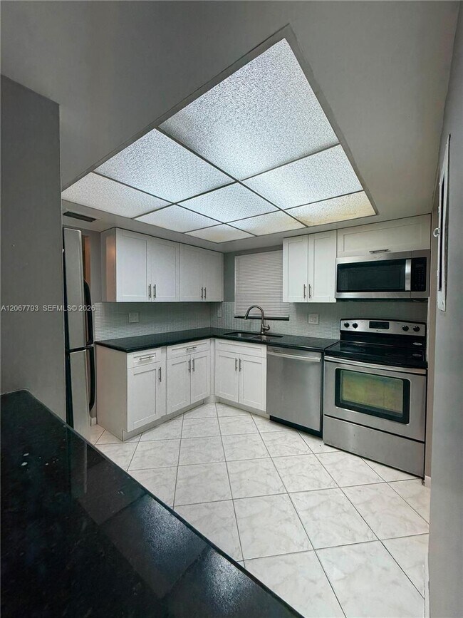 Foto del edificio - 3100 Riverside Dr