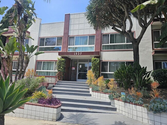 Foto del edificio - 1537 N Laurel Ave