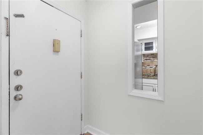 Building Photo - 6851 Roswell Rd