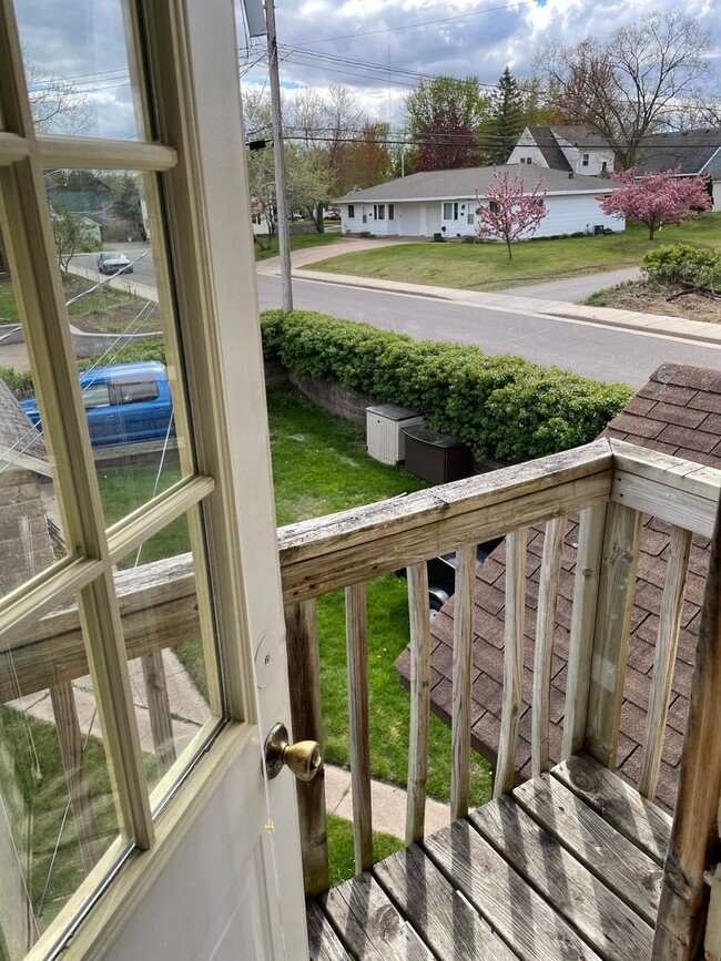 Building Photo - 1 Bed 1 Bath Upper Unit on the East Hill E...
