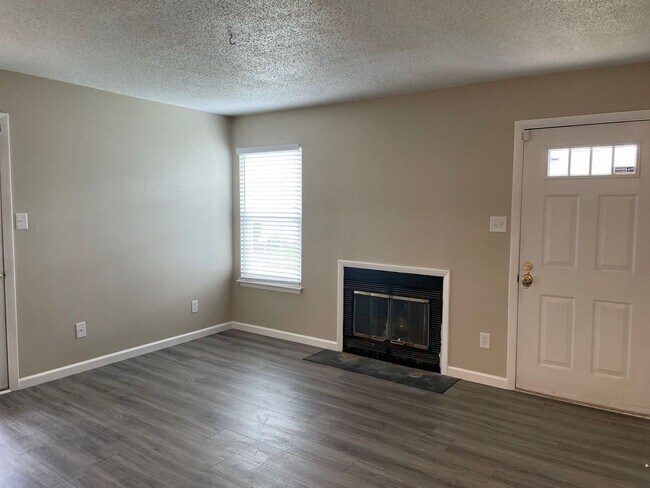 Building Photo - Welcome to this charming first-floor 2 bed...
