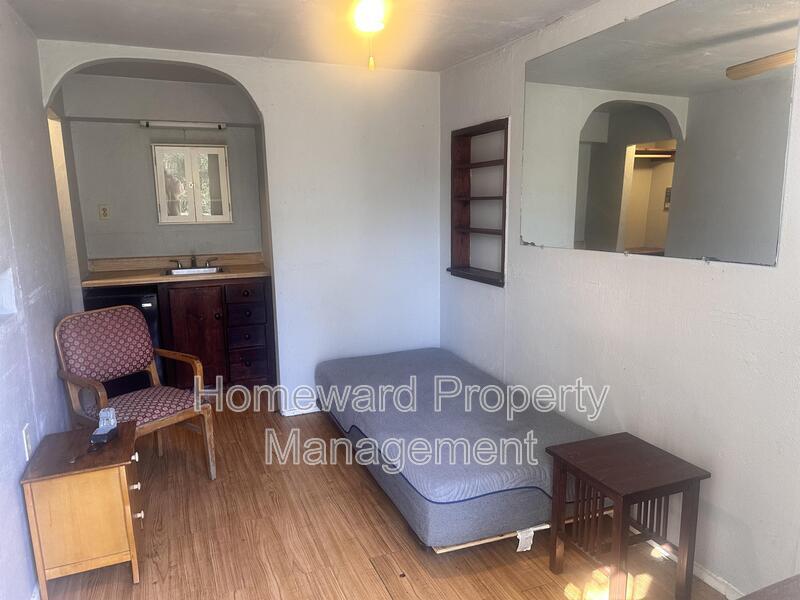 Building Photo - 3803 Meadowbrook Dr